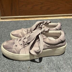 steve madden size 7 grey purple satin platform sneakers